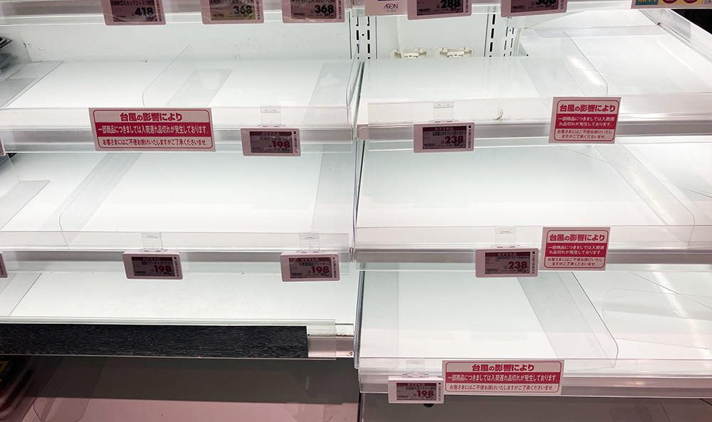 台風が去ったあとのスーパーの棚