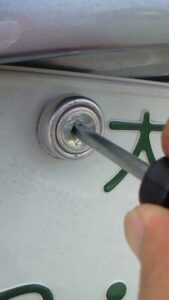 ナンバープレート交換　ナンバープレート交換にドライバー